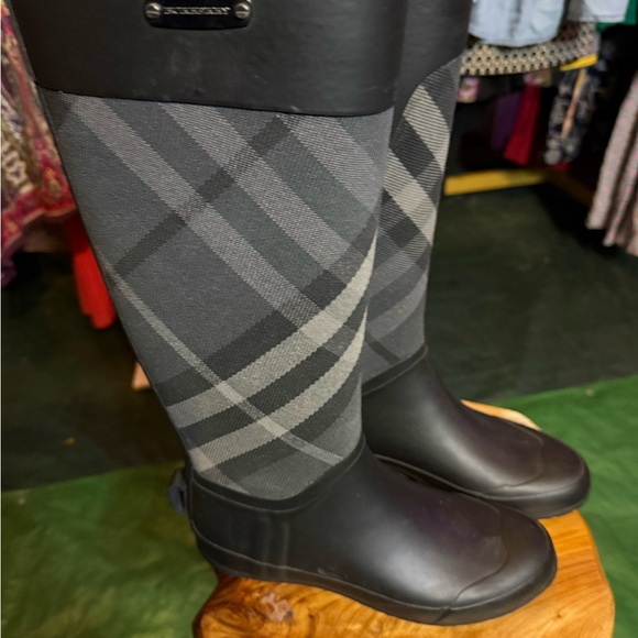Burberry Black and Gray Winter Boots for Rainy Days - Picture 2 of 9
